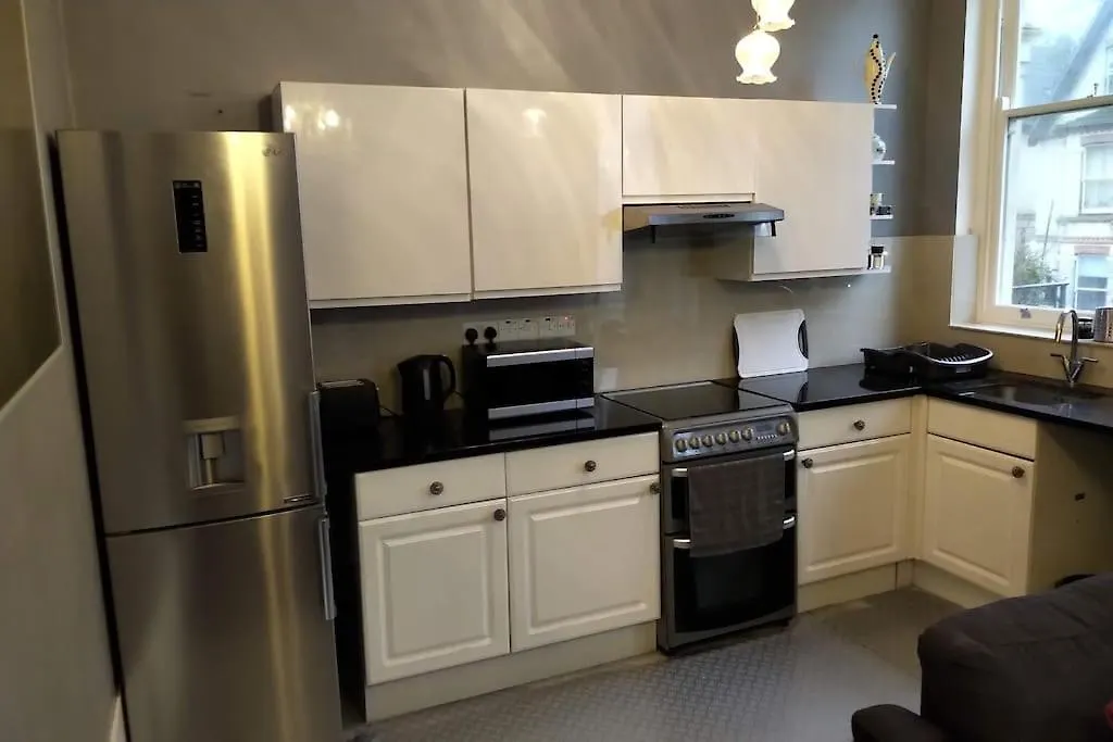 Stylish And Spacious Flat Hove
